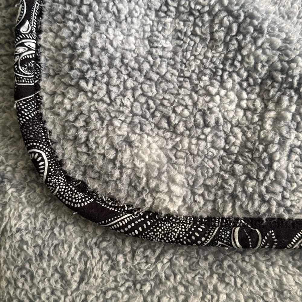 Vera Bradley Plush Fleece Throw Blanket Paisley Piping Trim Grey & Black 52×90